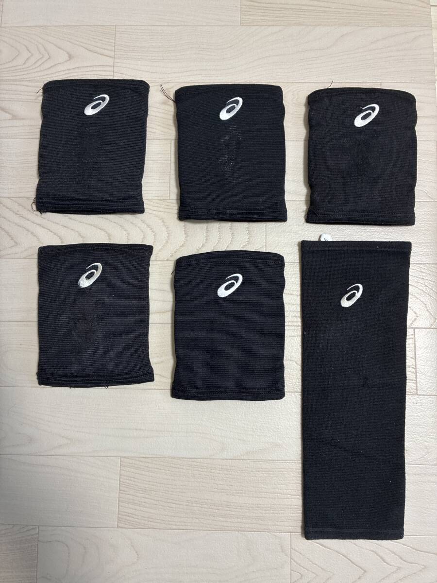 中古アシックス　Mサイズ　膝サポーター5個　足のサポーター1個　バレーボールで使用　使用感あり　１つ名前あり_画像1