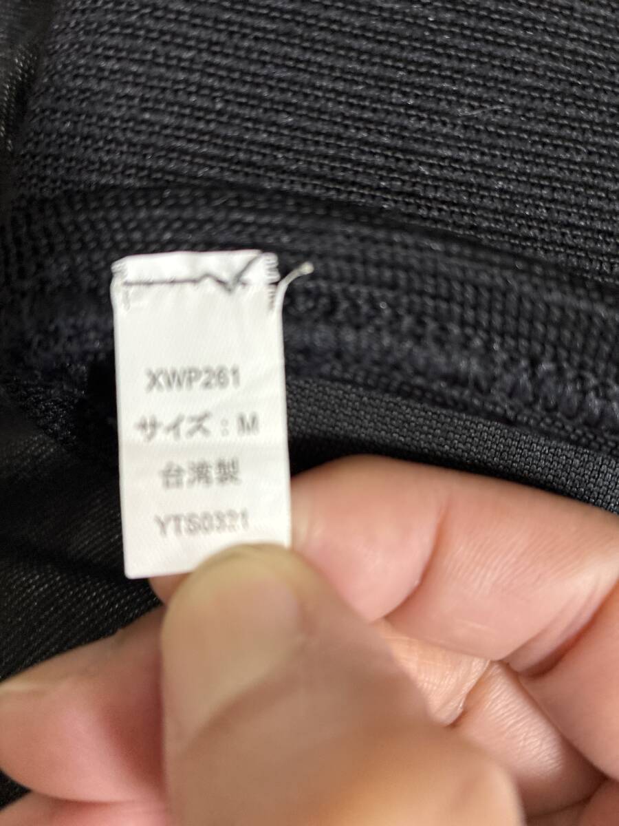 中古アシックス　Mサイズ　膝サポーター5個　足のサポーター1個　バレーボールで使用　使用感あり　１つ名前あり_画像2