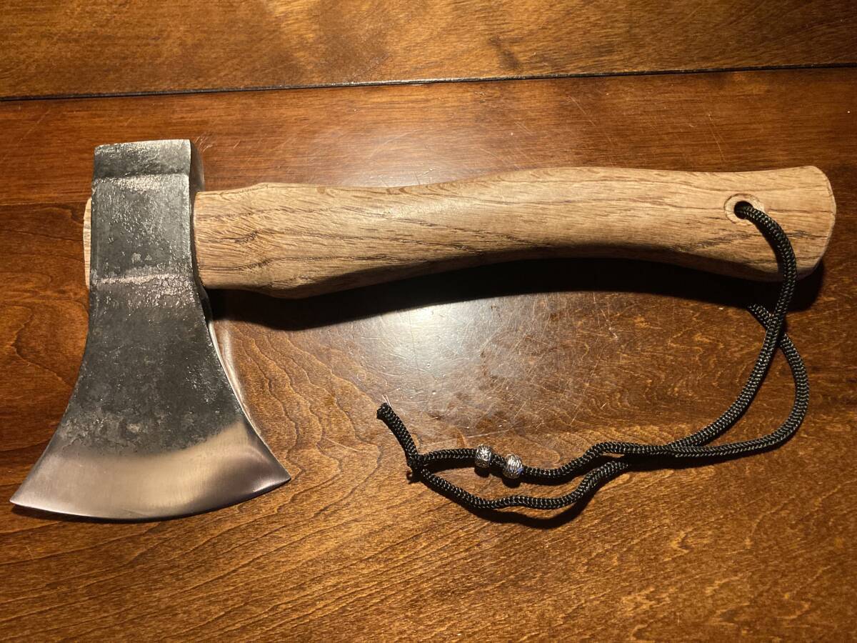 重厚！790g コンパクト斧 木製ハンドル レザーシース、コード 鉄製ビーズ付き_画像2