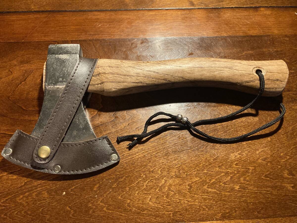 重厚！790g コンパクト斧 木製ハンドル レザーシース、コード 鉄製ビーズ付き_画像4