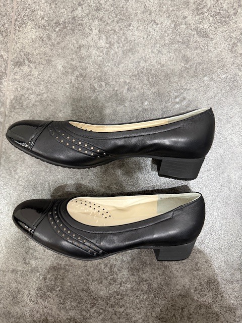 ●H7-11-7 銀座ヨシノヤ GINZA yoshinoya パンプス 23,5cm 黒 レザー レディース_画像2