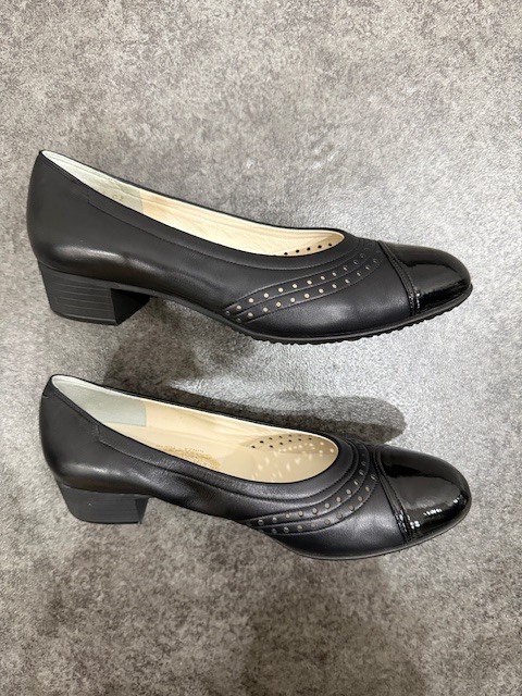 ●H7-11-7 銀座ヨシノヤ GINZA yoshinoya パンプス 23,5cm 黒 レザー レディース_画像3