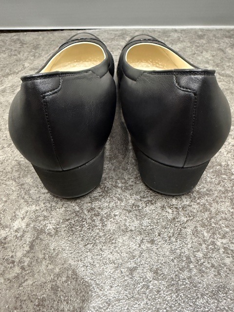 ●H7-11-7 銀座ヨシノヤ GINZA yoshinoya パンプス 23,5cm 黒 レザー レディース_画像4