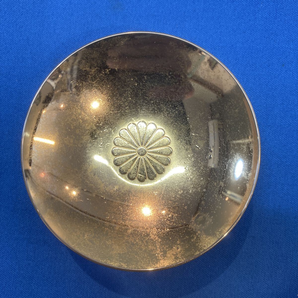 (s) 皇居参観記念 金杯 十六葉八重表菊 記念品 木箱付き 24KGP 金メッキ コレクター放出品 重量61g_画像2