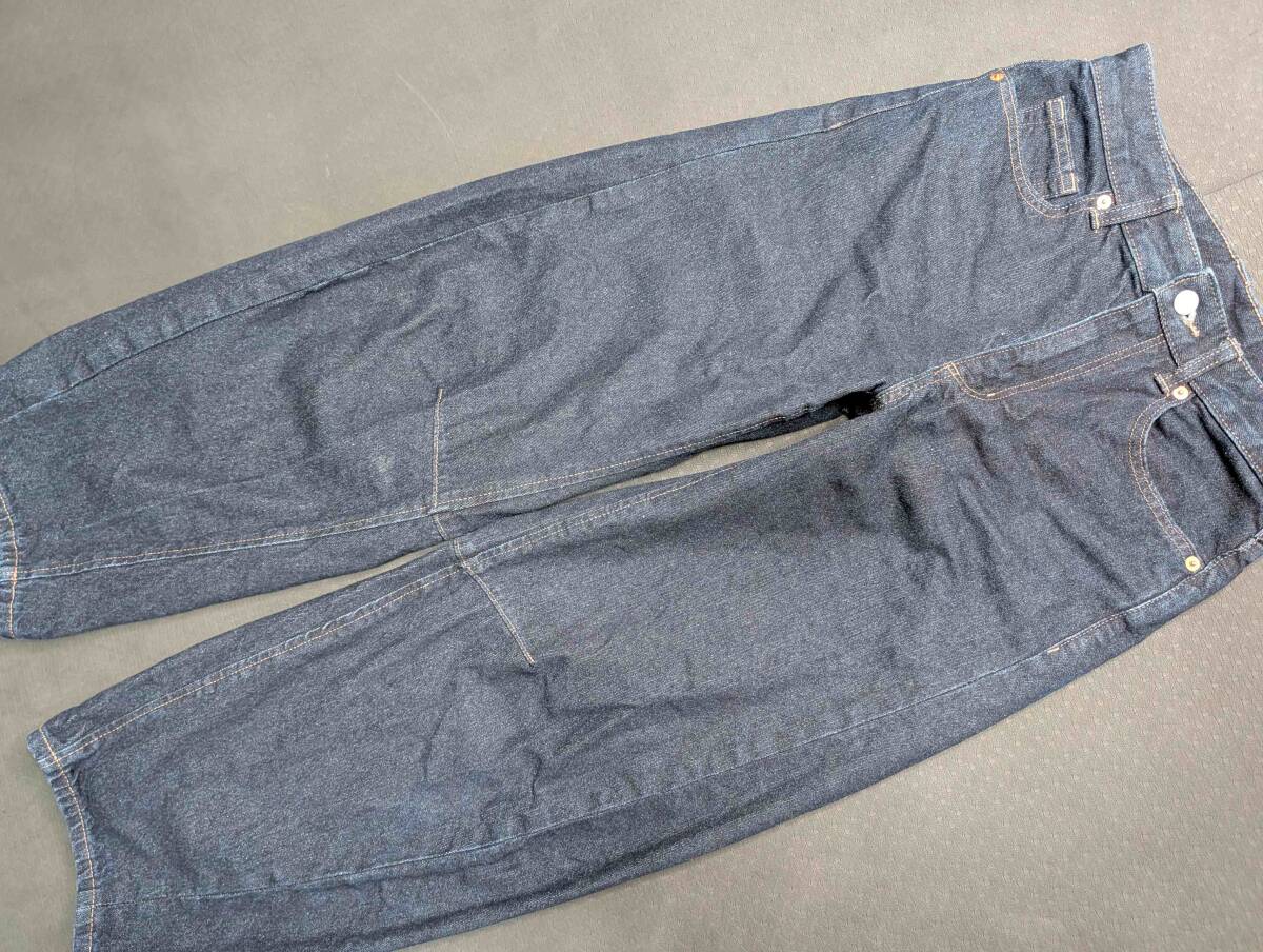 GU 美品 バレルレッグジーンズ Mサイズ ウエスト66cm ネイビー 221-352152 (43-14)_画像3