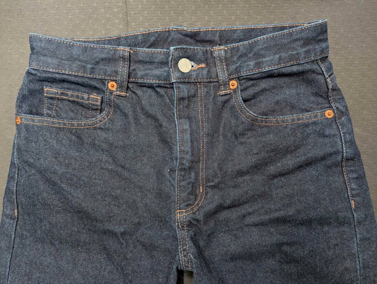 GU 美品 バレルレッグジーンズ Mサイズ ウエスト66cm ネイビー 221-352152 (43-14)_画像2