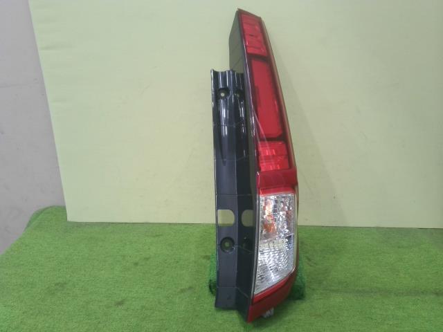 ルーミー DBA-M900A 右テールランプ 1KR-FE XE2 220-69047 81550-B1380 中古_画像1