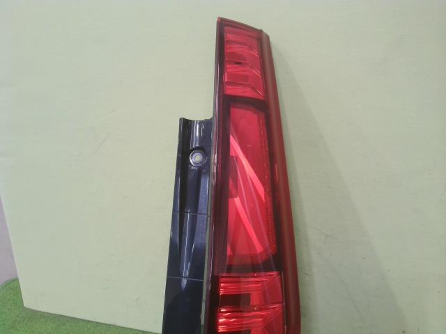 ルーミー DBA-M900A 右テールランプ 1KR-FE XE2 220-69047 81550-B1380 中古_画像2