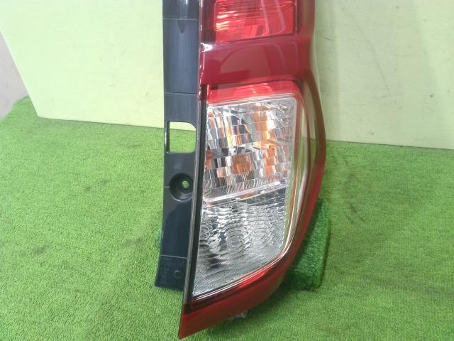 ルーミー DBA-M900A 右テールランプ 1KR-FE XE2 220-69047 81550-B1380 中古_画像3