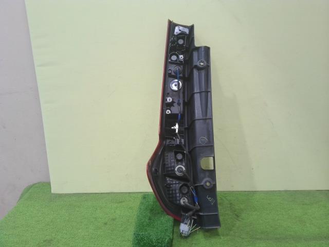 ルーミー DBA-M900A 右テールランプ 1KR-FE XE2 220-69047 81550-B1380 中古_画像4