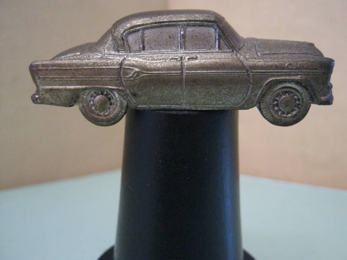 トヨタ自動車販売株式会社【工場参観記念品　金属製のトヨペット初代クラウン（RSD）が木製の台の上に付いた置物の記念品】_画像2