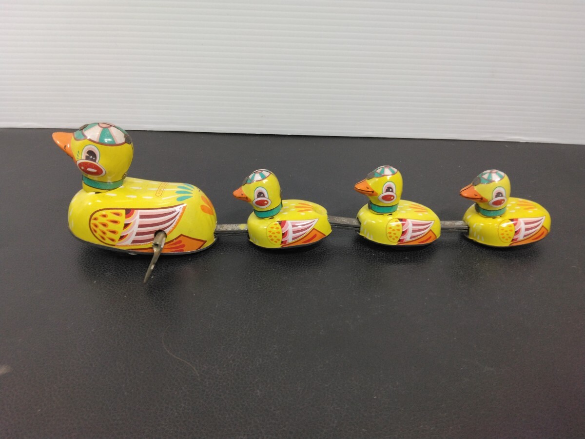 F подлинная вещь retro a Hill. родители . жестяная пластина zen мой DUCK FAMILY Vintage игрушка игрушка с дефектом 