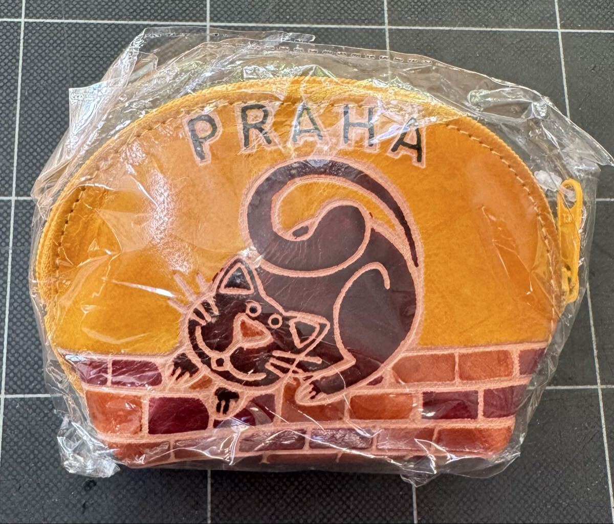 プラハのポーチ 黄色いポーチ チェコの首都「PRAHA」伝説の怪物「ゴーレム」レンガ 未開封新品_画像1