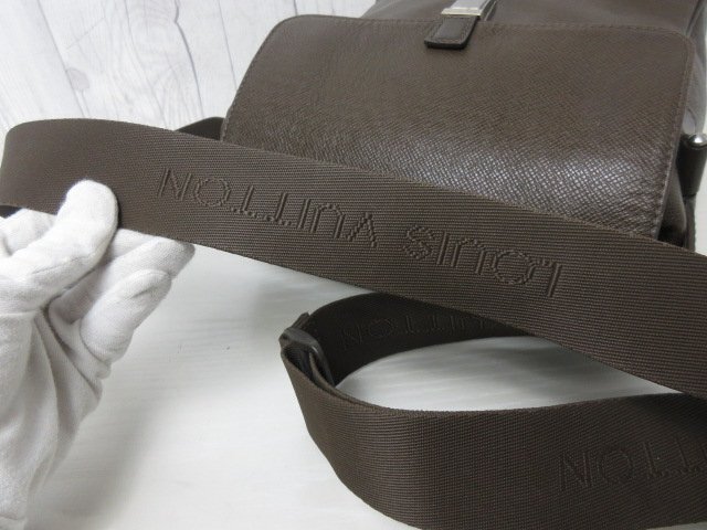  превосходный товар LOUIS VUITTON Louis Vuitton Taiga ya Ran ga Gris zli сумка на плечо сумка M30828 кожа чай мужской 92360