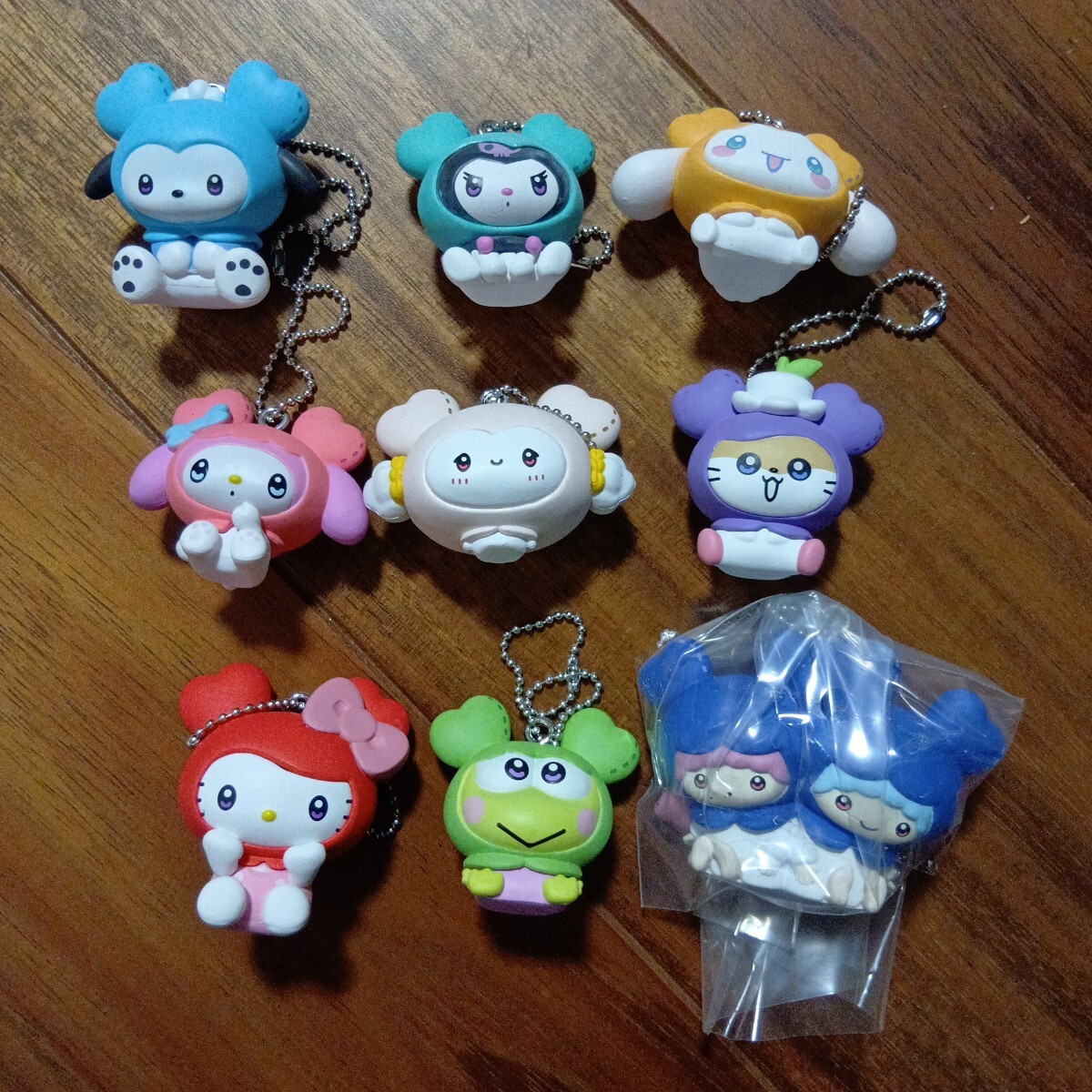 ガシャポン TWICE LOUELYS ×SANRIO CHARACTERS マスコットチャーム 全9種 コンプリート　 管理番号M193_画像1