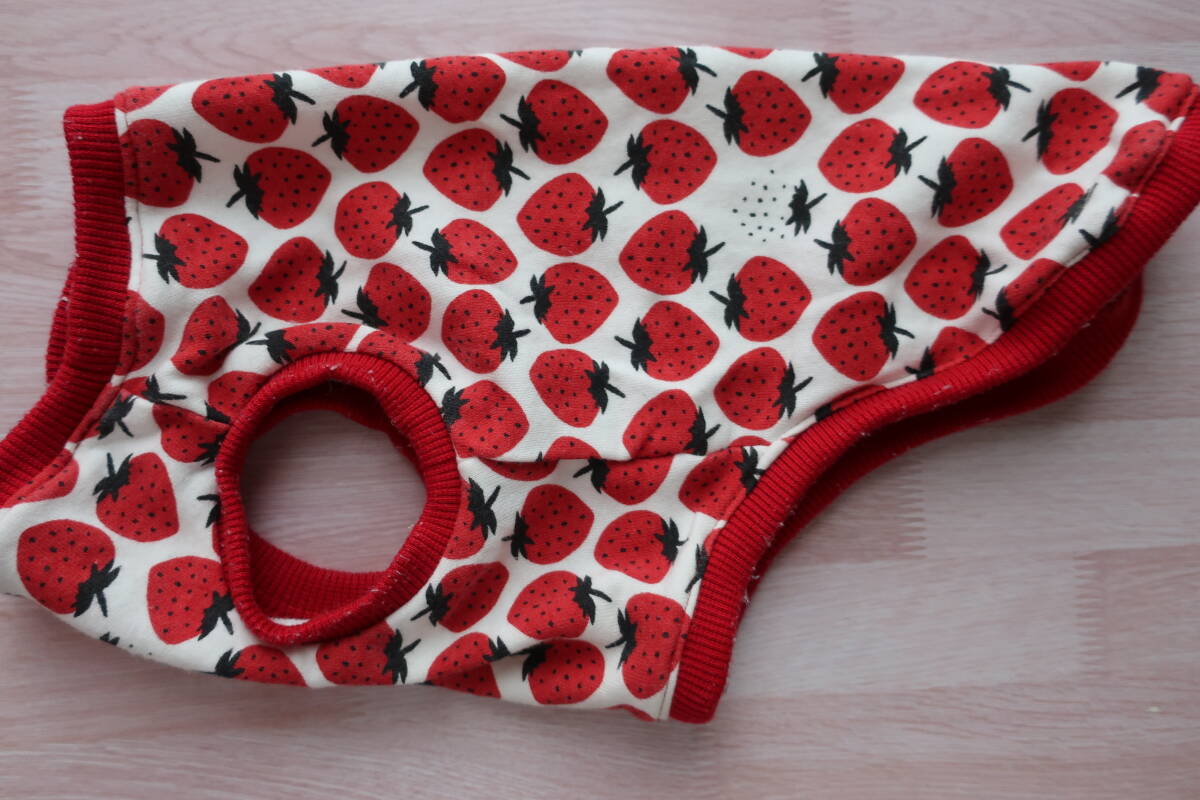 【L・中古】小型犬　中型犬　犬服　ドッグウエア　ハンドメイド　苺柄　トレーナー_画像2