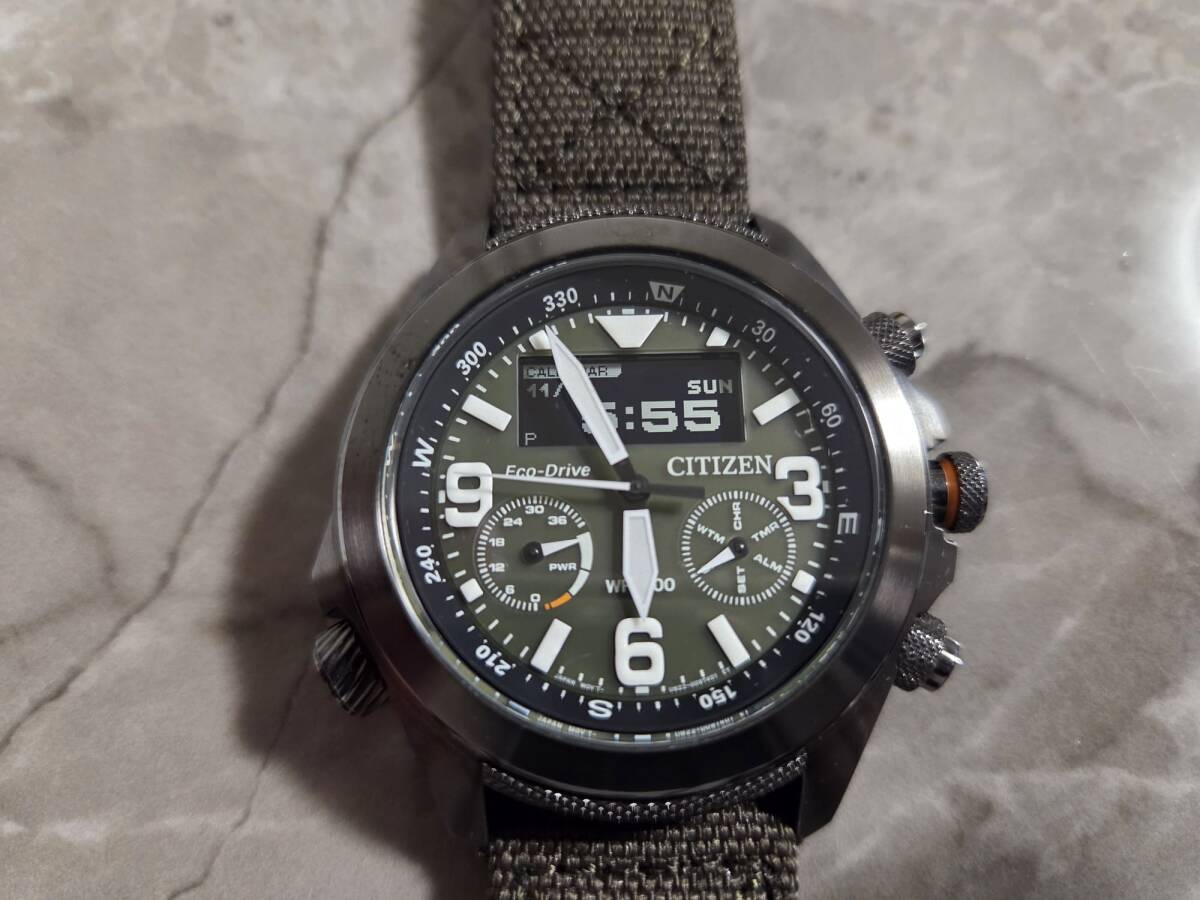 中古 美品 シチズン プロマスター PROMASTER LANDシリーズ ソーラー デジタル 液晶 アウトドア JV1005-02W メンズ_画像1