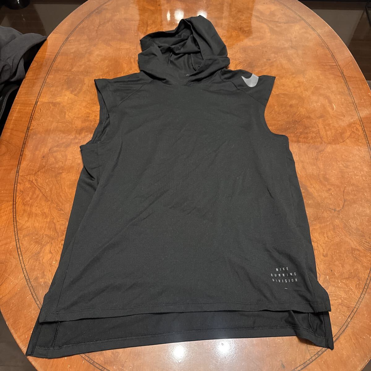 nike ランニング　フード　ノースリーブ　タンクトップ　ブラック　サイズm_画像1