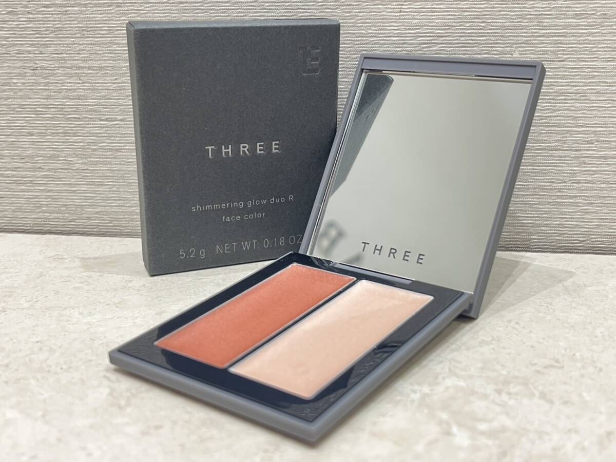 M10392 【未使用品】 THREE スリー シマリング グロー デュオ R 02 部分用フェイスカラー 5.2g コスメ スキンケア ハイライト チーク 元箱_画像2