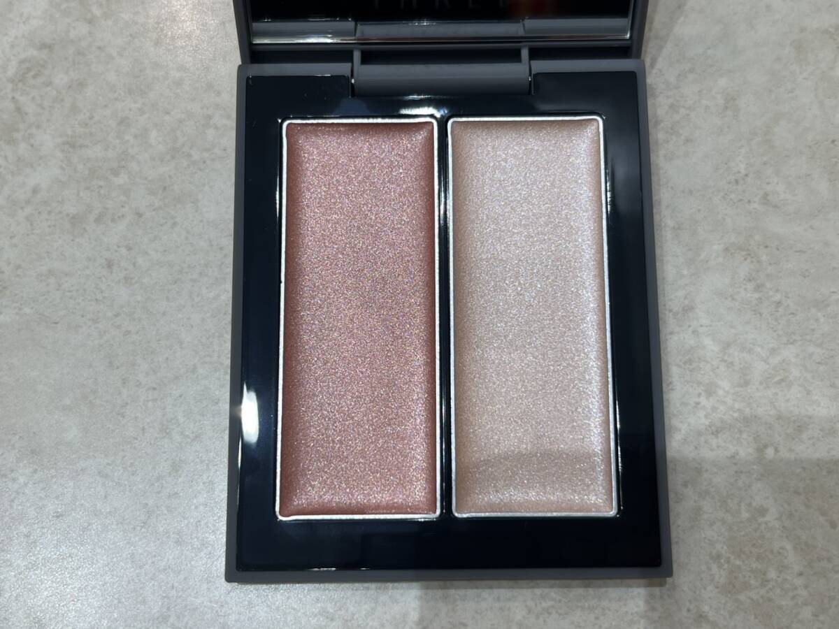 M10392 【未使用品】 THREE スリー シマリング グロー デュオ R 02 部分用フェイスカラー 5.2g コスメ スキンケア ハイライト チーク 元箱_画像6