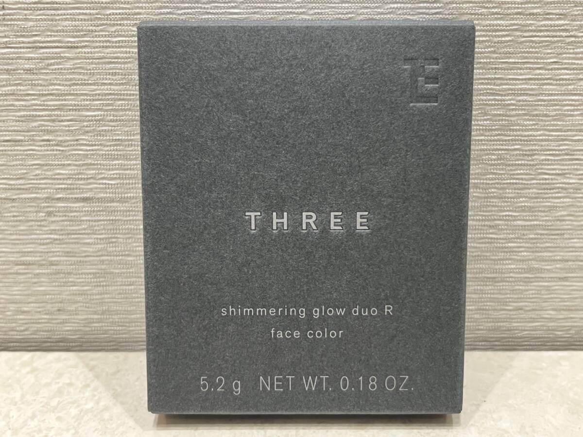 M10392 【未使用品】 THREE スリー シマリング グロー デュオ R 02 部分用フェイスカラー 5.2g コスメ スキンケア ハイライト チーク 元箱_画像1