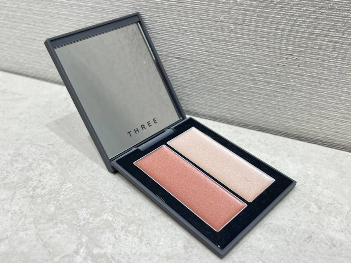 M10392 【未使用品】 THREE スリー シマリング グロー デュオ R 02 部分用フェイスカラー 5.2g コスメ スキンケア ハイライト チーク 元箱_画像5