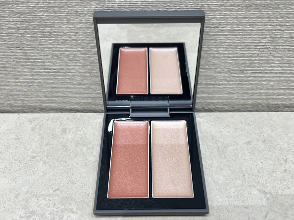 M10392 【未使用品】 THREE スリー シマリング グロー デュオ R 02 部分用フェイスカラー 5.2g コスメ スキンケア ハイライト チーク 元箱_画像3