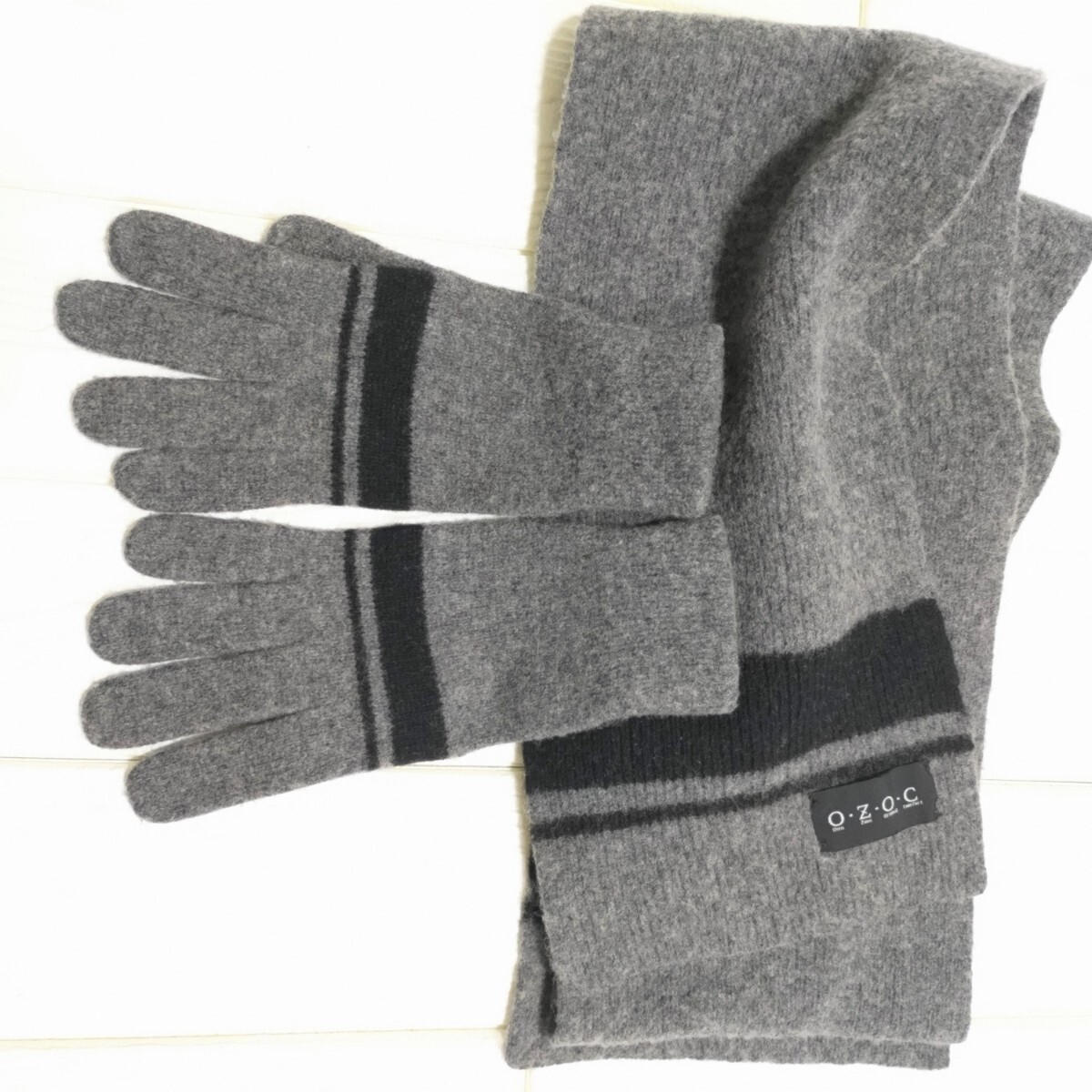 即決 美品★オゾックOZOC 暖か ウール 手袋 & マフラーセット グレー 黒 送料無料_画像3