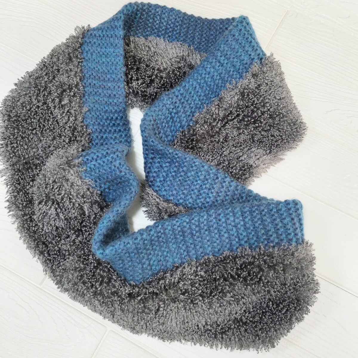 即決 新品タグ付 ボリュームたっぷり シャギー&ざっくり ニット 切替 スヌード マフラーストール 暖か グレー 青 送料無料_画像2