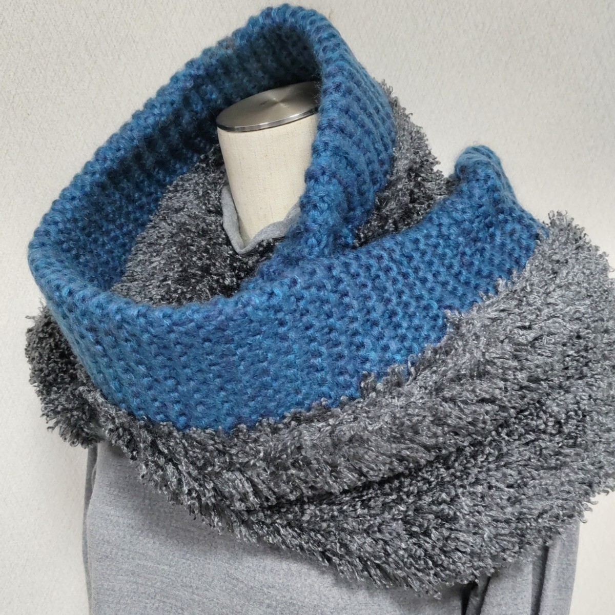 即決 新品タグ付 ボリュームたっぷり シャギー&ざっくり ニット 切替 スヌード マフラーストール 暖か グレー 青 送料無料_画像4