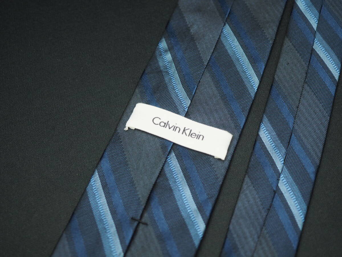 美品【Calvin Klein カルバンクライン】 G2270 ネイビー系 SILK ブランド ネクタイ 古着 良品 転売 仕入_画像4