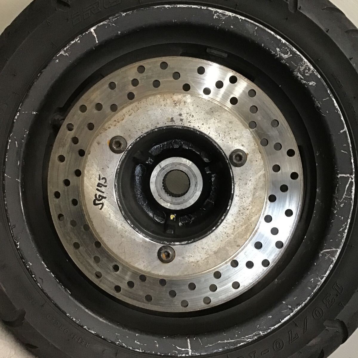 t0-3 ヤマハ マグザム SG17J フロントホイール タイヤ セット 純正部品 動作確認済み_画像3