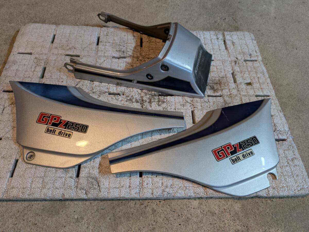 カワサキ　GPZ250Ｆ サイドカバー　テールカウル　中古品_画像1