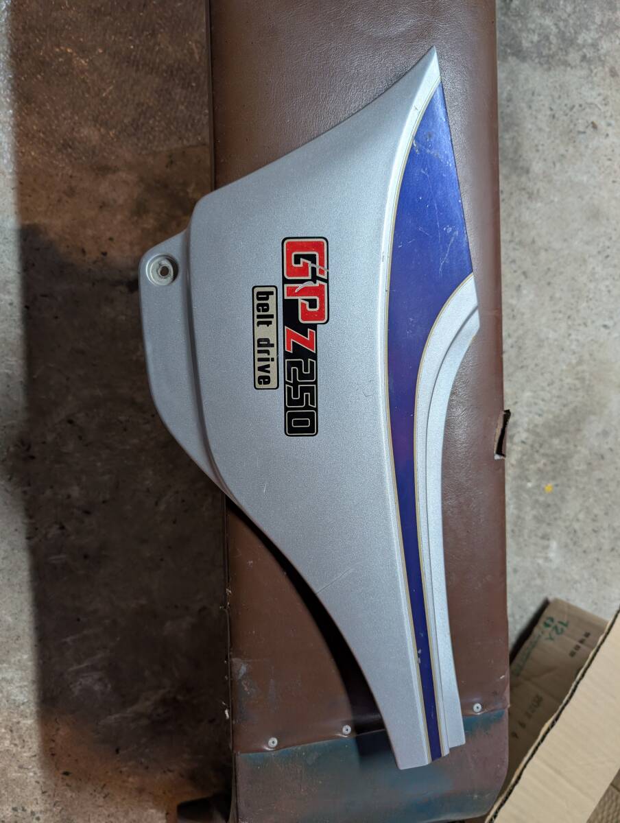 カワサキ　GPZ250Ｆ サイドカバー　テールカウル　中古品_画像2