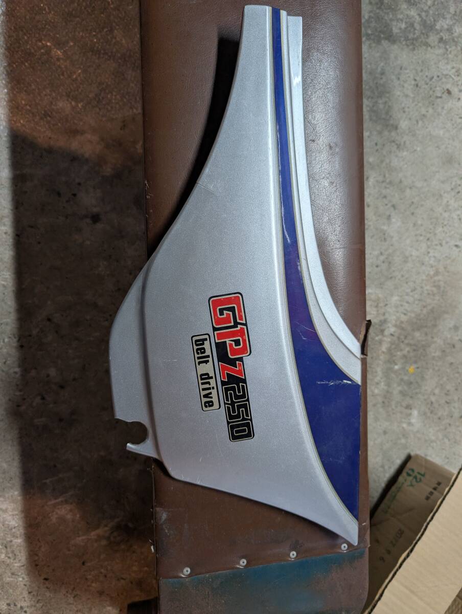 カワサキ　GPZ250Ｆ サイドカバー　テールカウル　中古品_画像5