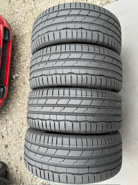 中古タイヤ4本セット 245/45/18 HANKOOK ほぼ新品のタイヤ 2023年製 中古タイヤ4本セット 245/45/18 HANKOOK ほぼ新品のタイヤ 2023年製_画像1