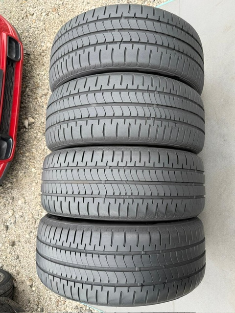 中古タイヤ4本セット 225/50/17 BRIDGESTONE 非常に良い状態のタイヤ 2022年製 BRIDGESTONE 非常に良い状態のタイヤ 2022年製_画像1