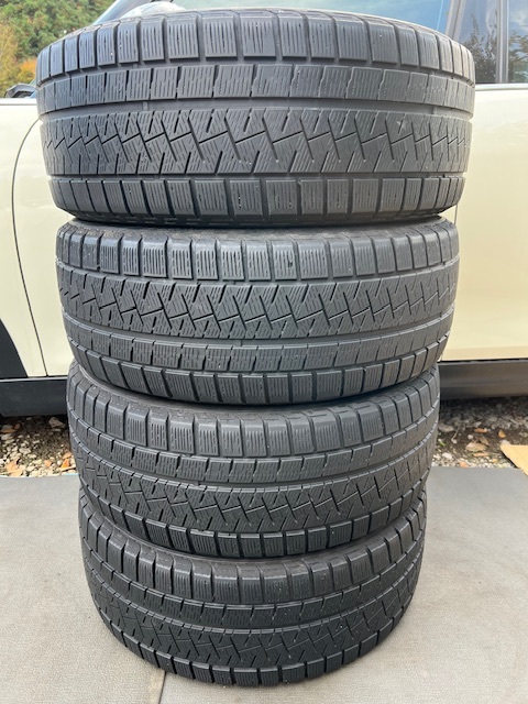 中古タイヤ 225/45/18 スタッドレス 4本セット良好な状態のタイヤ 225/45/18 スタッドレス 4本セット良好な状態のタイヤ 2021年製_画像1