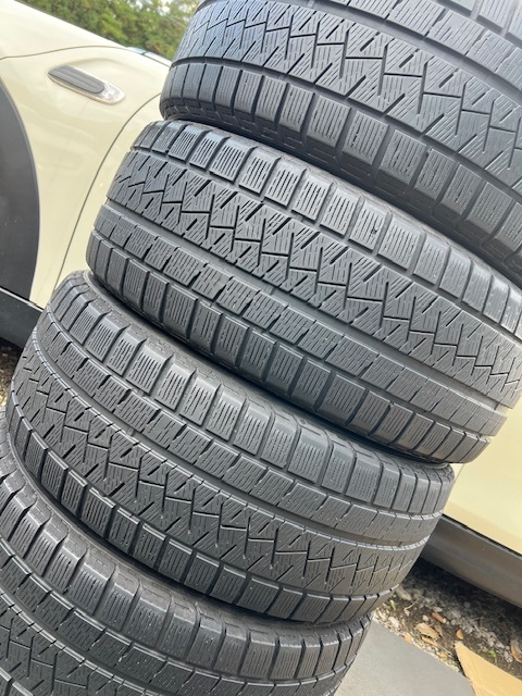 中古タイヤ 225/45/18 スタッドレス 4本セット良好な状態のタイヤ 225/45/18 スタッドレス 4本セット良好な状態のタイヤ 2021年製_画像2