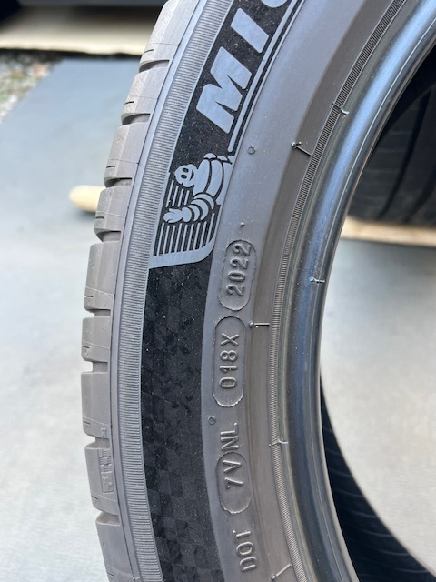 中古タイヤ2本セット 255/45/19ミシュランPILOT SPORT 4良好な状態のタイヤ 255/45/19ミシュランPILOT SPORT 4良好な状態のタイヤ 2022年製_画像9