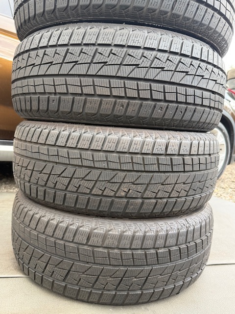 中古タイヤ 215/55/18 スタッドレス 4本セットZEETEX W H 2000 SUV 良好な状態のタイヤ中古タイヤ 2024年製._画像3