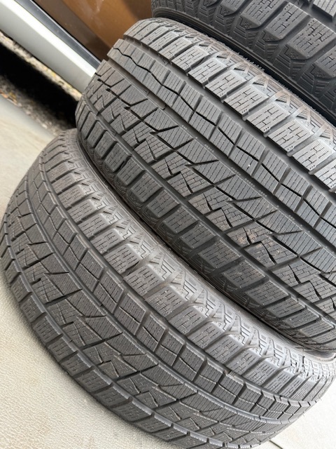 中古タイヤ 215/55/18 スタッドレス 4本セットZEETEX W H 2000 SUV 良好な状態のタイヤ中古タイヤ 2024年製._画像4