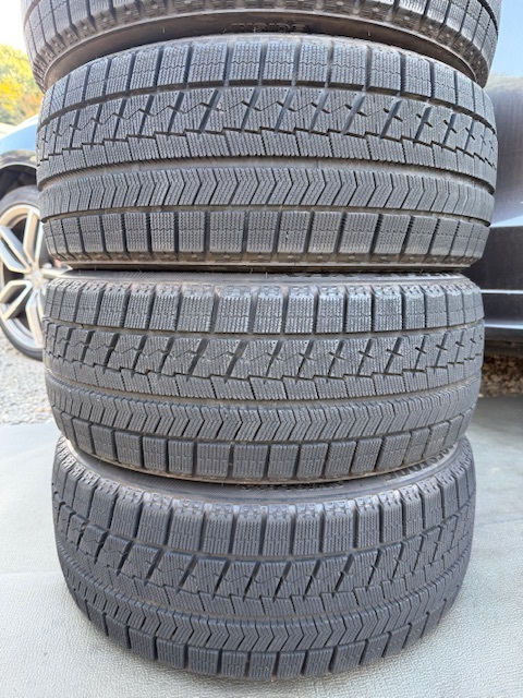 中古タイヤ 215/45/17 スタッドレス 4本セットBRIDGESTONE ブリザック VRX 良好な状態のタイヤ2021年製_画像2