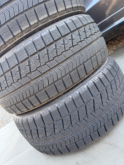 中古タイヤ 215/45/17 スタッドレス 4本セットBRIDGESTONE ブリザック VRX 良好な状態のタイヤ2021年製_画像3