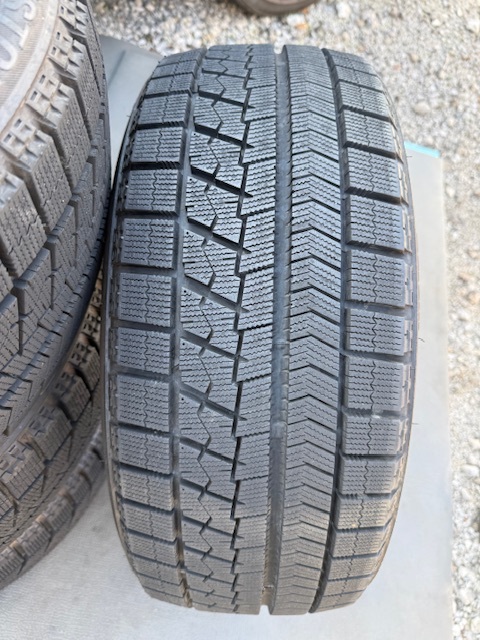 中古タイヤ 215/45/17 スタッドレス 4本セットBRIDGESTONE ブリザック VRX 良好な状態のタイヤ2021年製_画像4