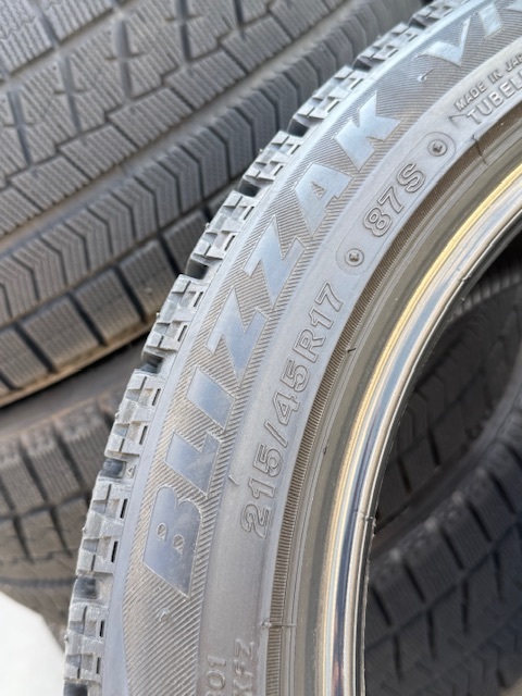 中古タイヤ 215/45/17 スタッドレス 4本セットBRIDGESTONE ブリザック VRX 良好な状態のタイヤ2021年製_画像7