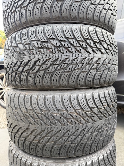 中古タイヤ 245/40/18 265/35/18 スタッドレス 4本セット nokian TYRES Hakkapeliitta 良好な状態のタイヤ2021年製_画像2
