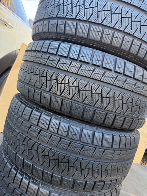 中古タイヤ 245/40/18 スタッドレス 4本セット PIRELLI ICE ASIMMETRICO 良好な状態のタイヤ 2020年製_画像2