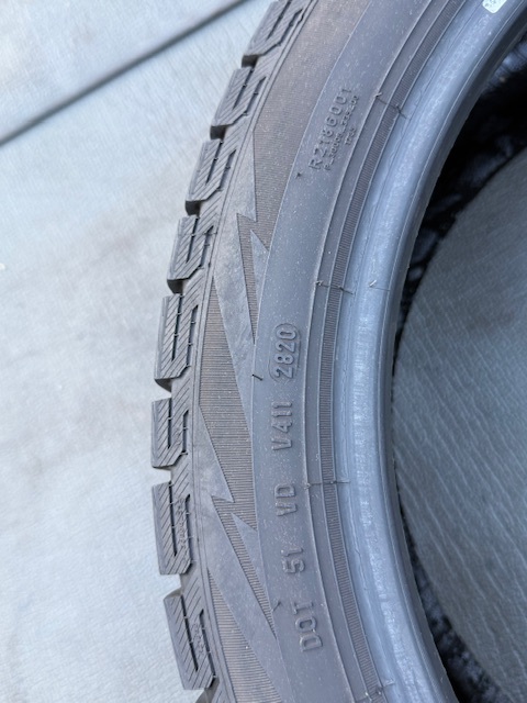 中古タイヤ 245/40/18 スタッドレス 4本セット PIRELLI ICE ASIMMETRICO 良好な状態のタイヤ 2020年製_画像9