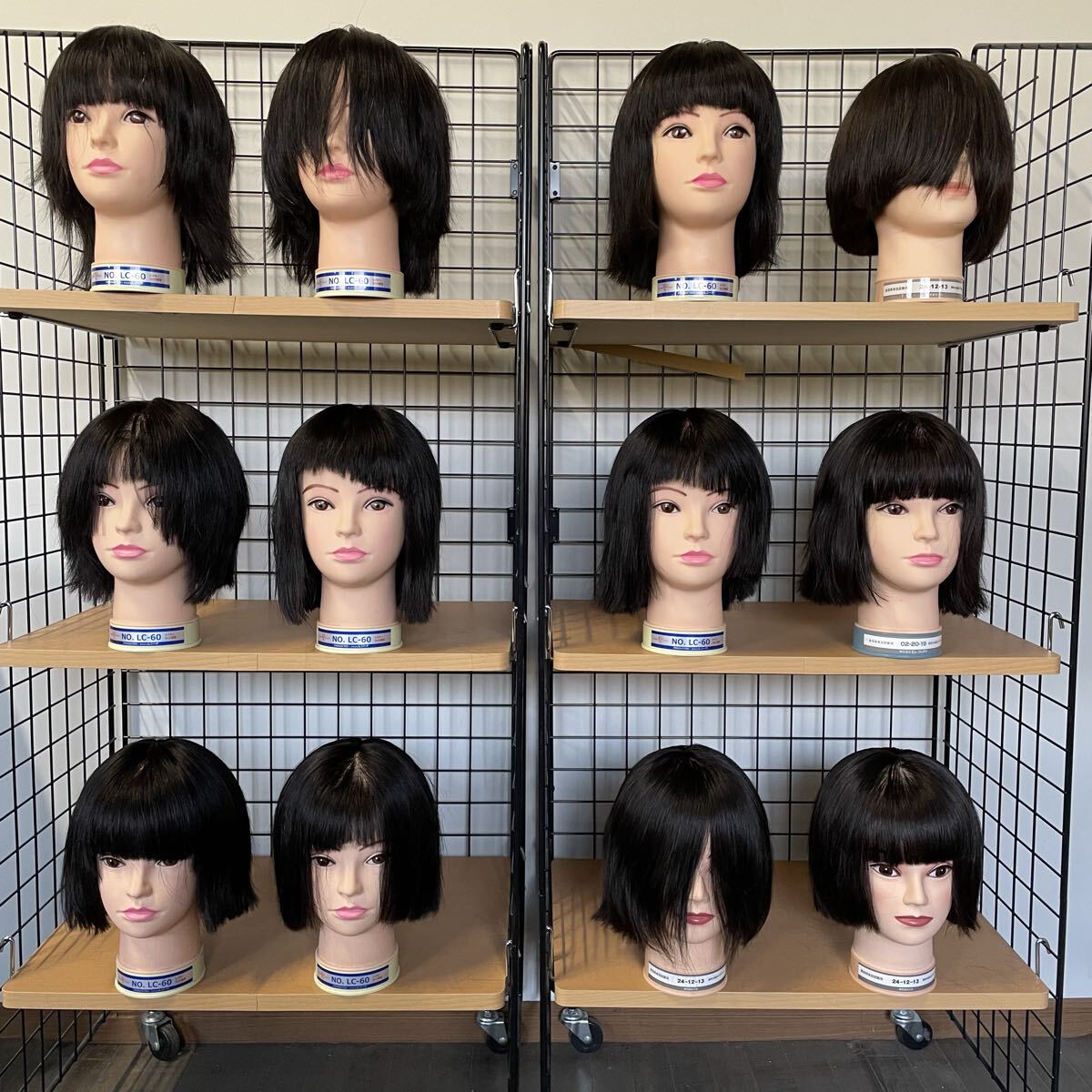 送料無料　25.1128.09☆中古★カットウィッグ★12体セット★美容師 お化け屋敷 カカシ 鳥よけ 防犯対策 畑 田んぼ 農家 ハロウィン_画像1